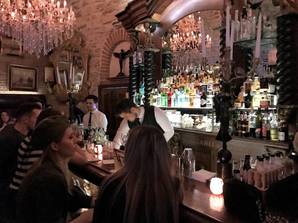 Cocktailbarer i Prag Black Angels