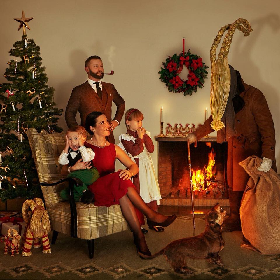 Familj som får besök av julbocken