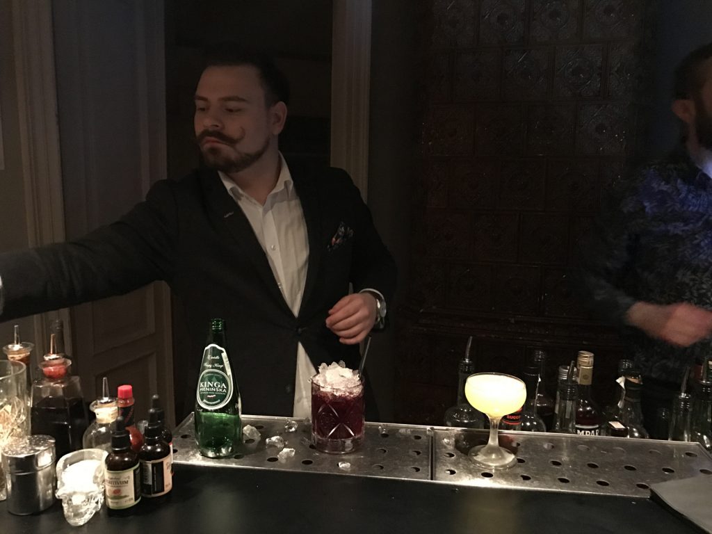 Cocktailbarer Six Coctails Warszawa