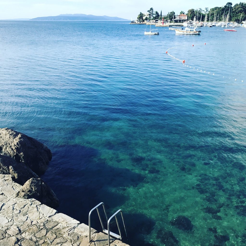 Utomhus finns flera stora pooler och dessutom en gång ner till havet där det finns solstolar och en badstege - perfekt för ett salt morgondopp!