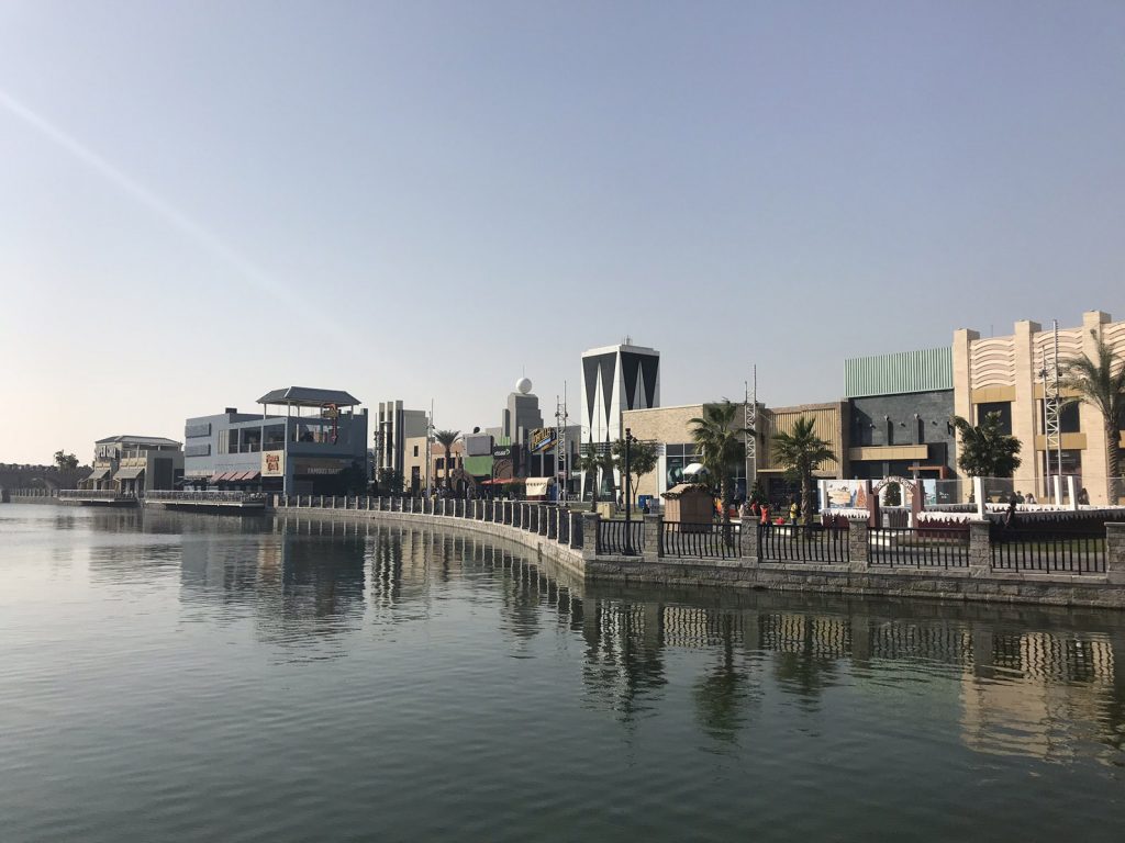 Lunch i Riverland Parks and resorts Dubai