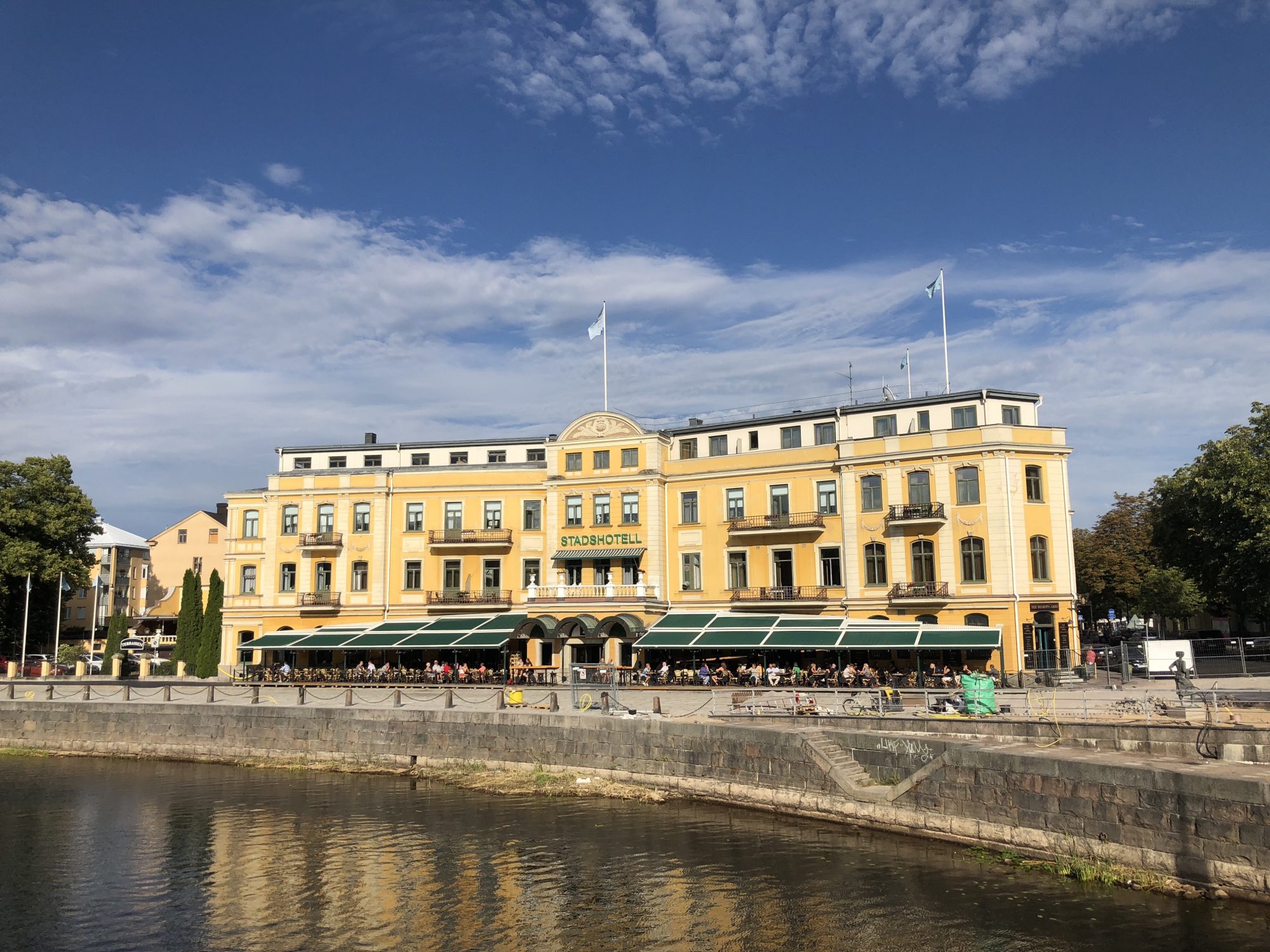 Uteserveringar vid vattnet med kvällssol i Karlstad