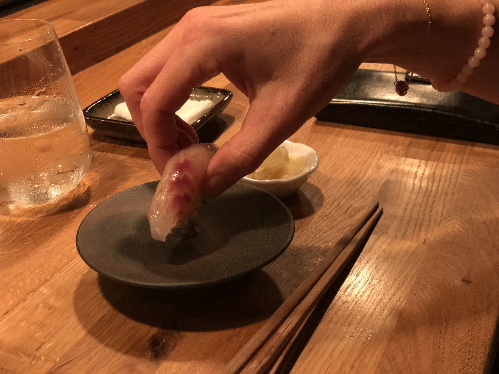 Äta sushi med händerna?