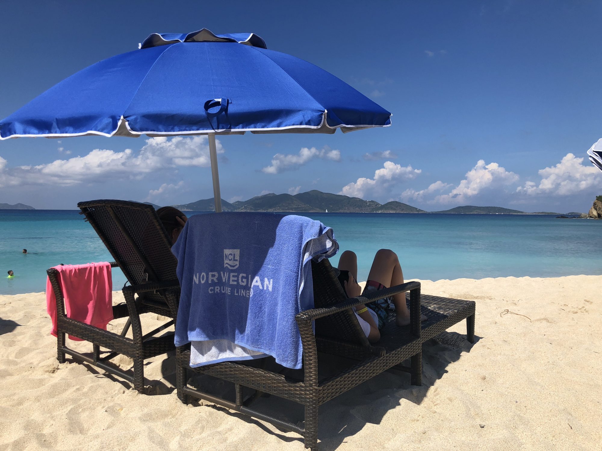 Solstolar vid Smuggler's Cove på Tortola