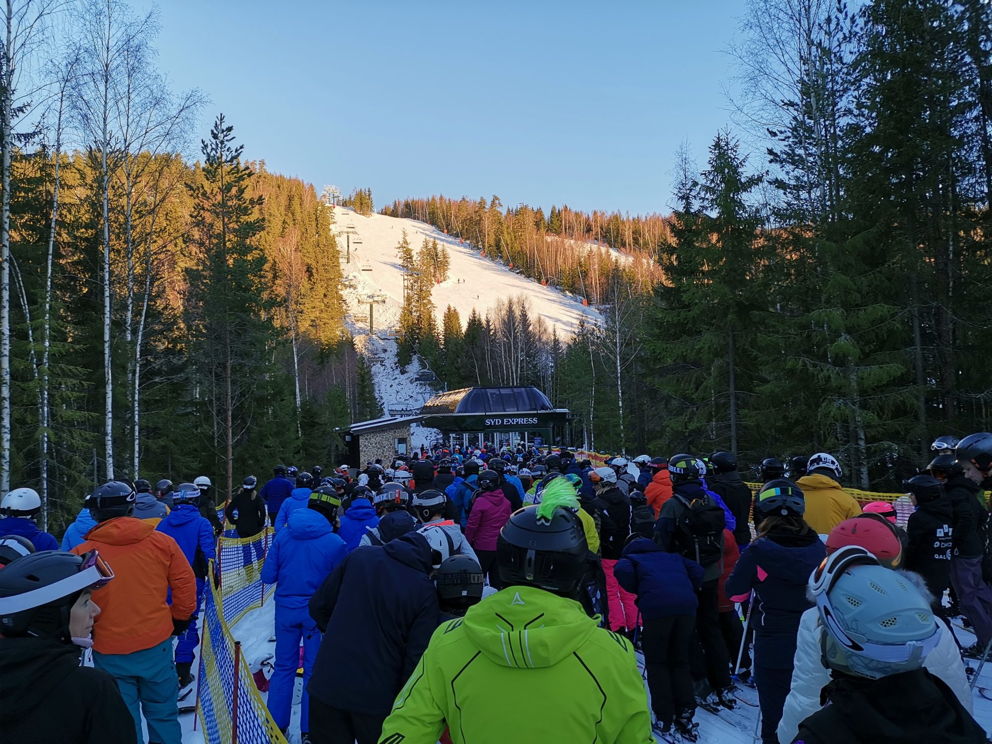 Långa köer i Romme Alpin