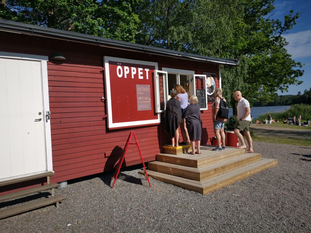 Kiosk på Ängsholmsbadet i Täby