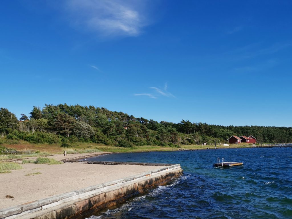 Bad och flotte på Tanums Strand