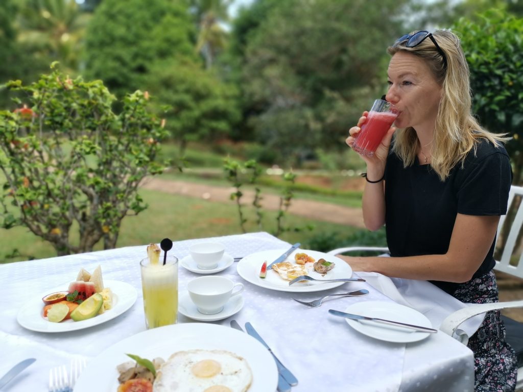 Frukost i trädgården