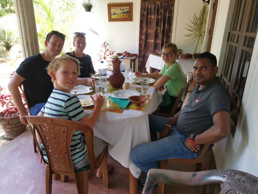 Lunch hemma hos en familj på Sri Lanka
