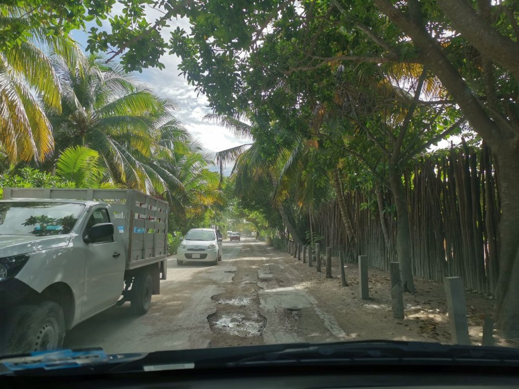 Köra bil längs Tulum Beach