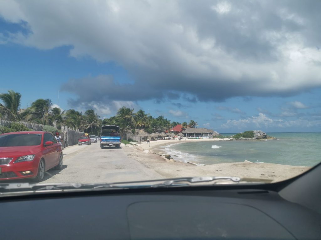 Köra bil längs Tulum Beach