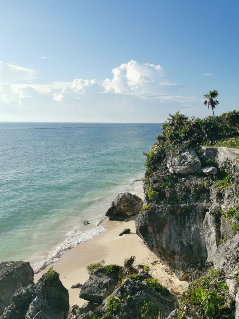 Strand vid Mayaruiner i Tulum