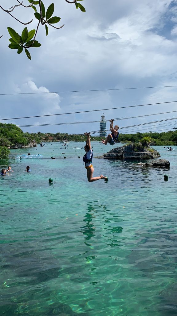 Zip line på Äventyrszon på Xel-Ha Tulum