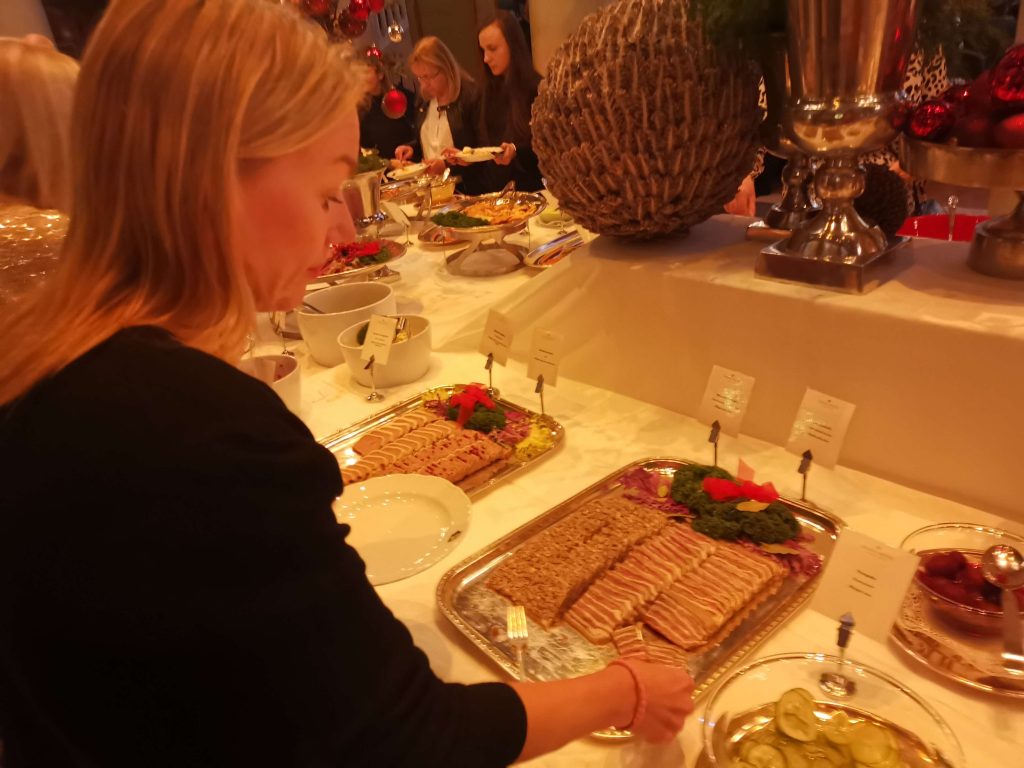 Julbord och julshow på Grand Hotell