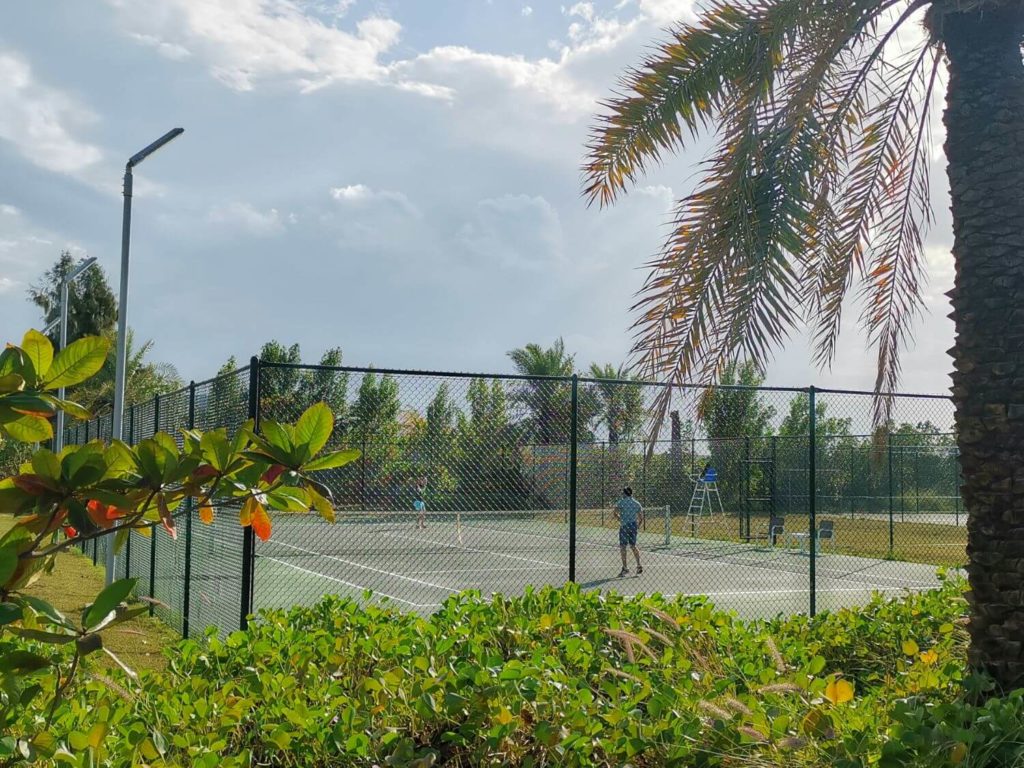 Tennisbana på Zaya Nurai Island