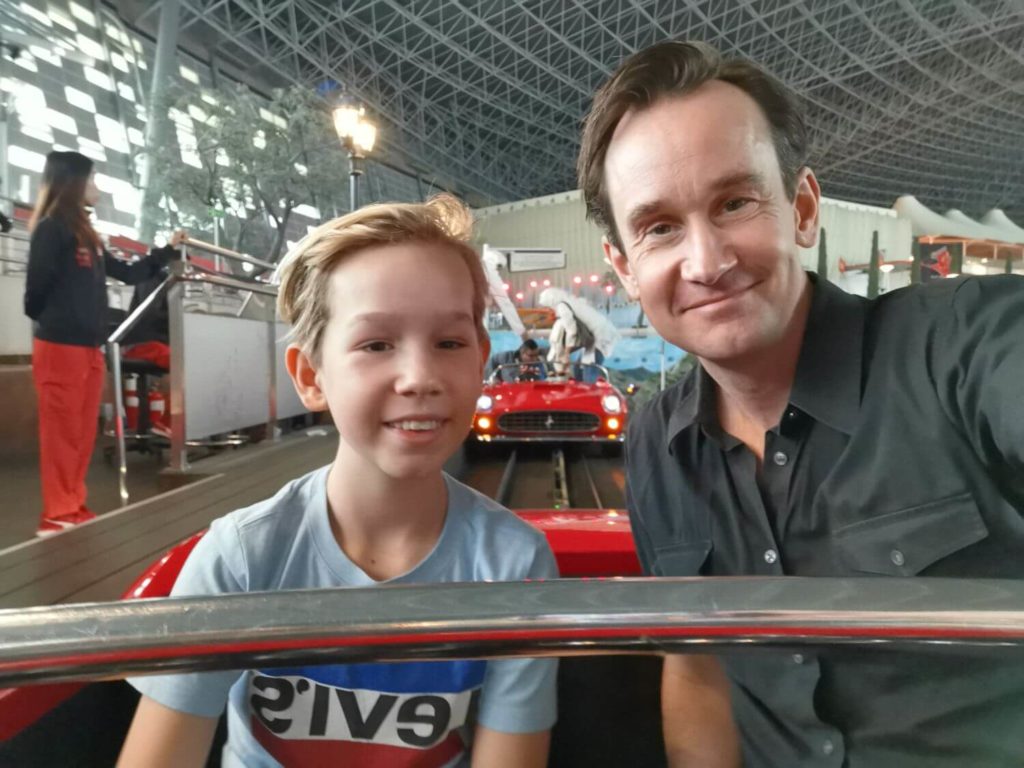 Simulatorer och bilattraktioner på Ferrari World Abu Dhabi