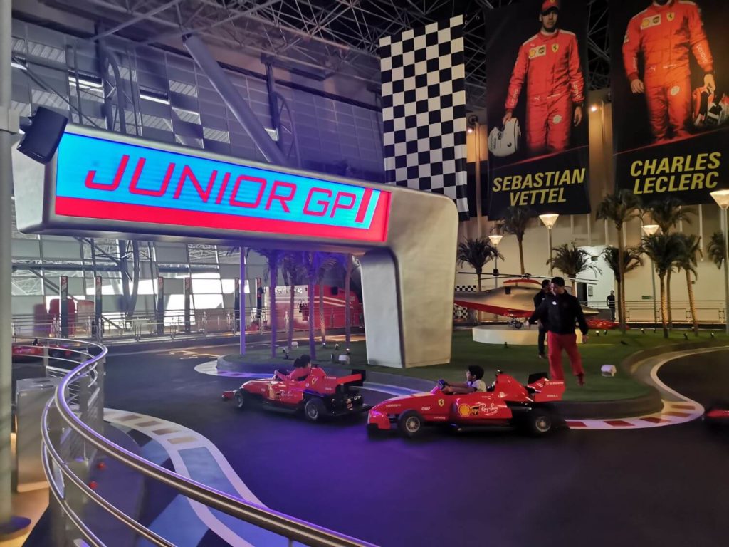 Simulatorer och bilattraktioner på Ferrari World Abu Dhabi