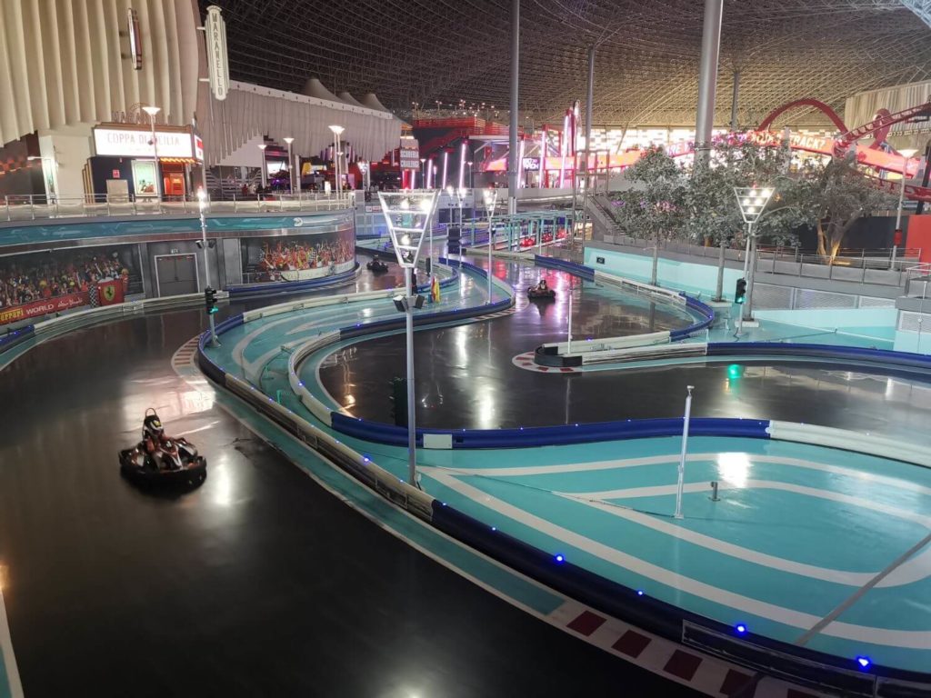 Simulatorer och bilattraktioner på Ferrari World Abu Dhabi