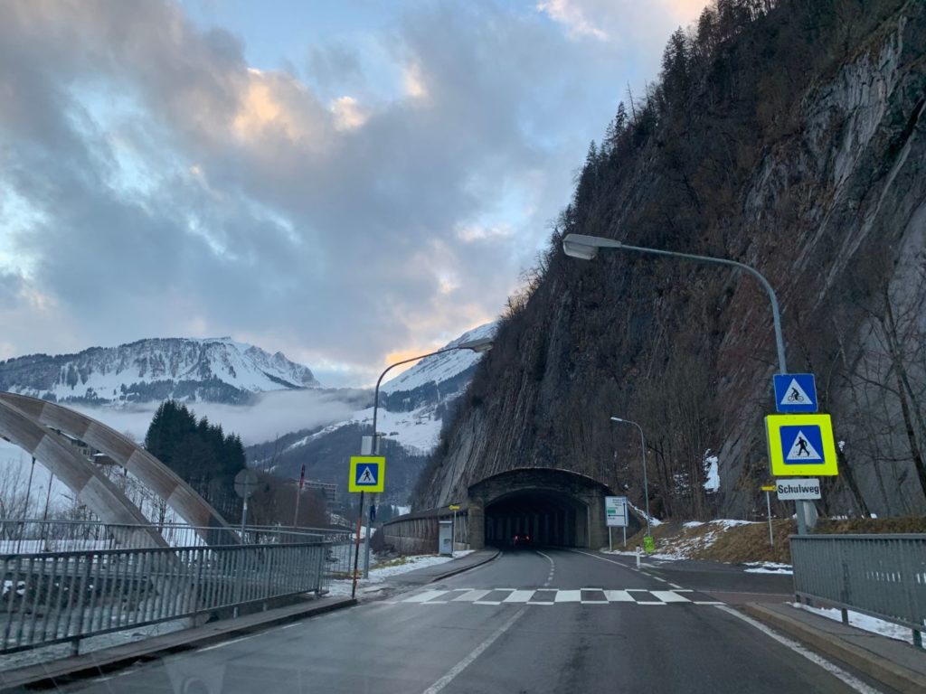 Vägarna uppe i bergen i Vorlarlberg