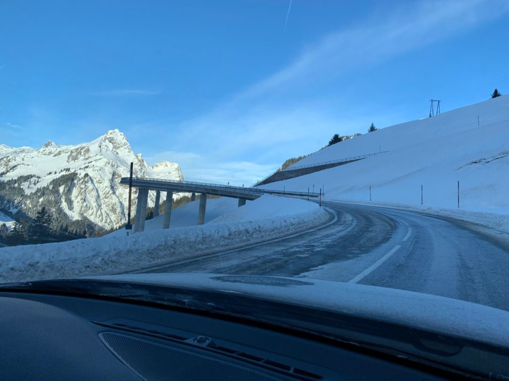 Vägarna uppe i bergen i Vorlarlberg