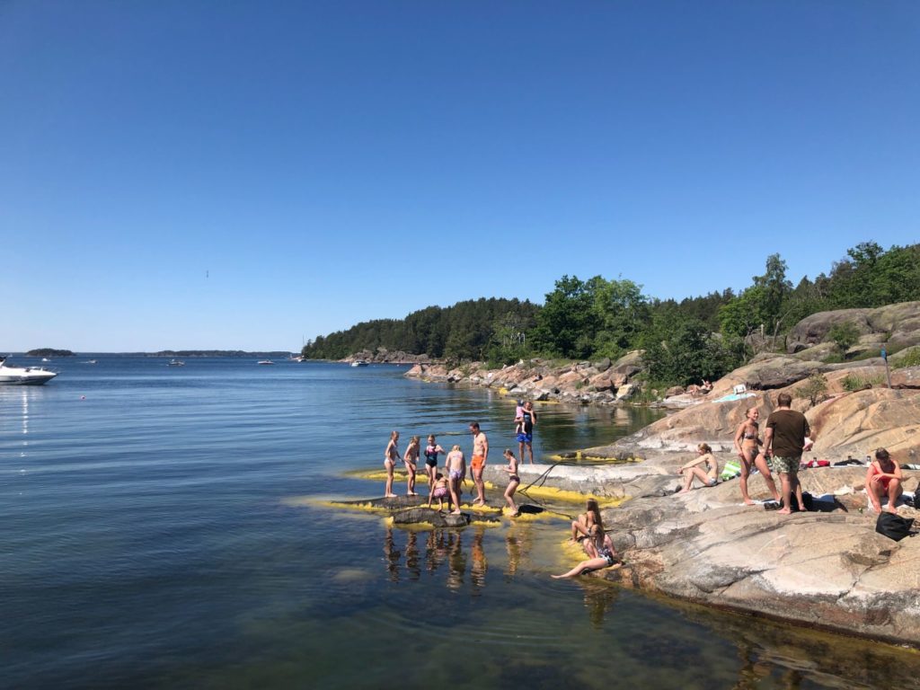 Sandstrand och vackra klippor på Grinda