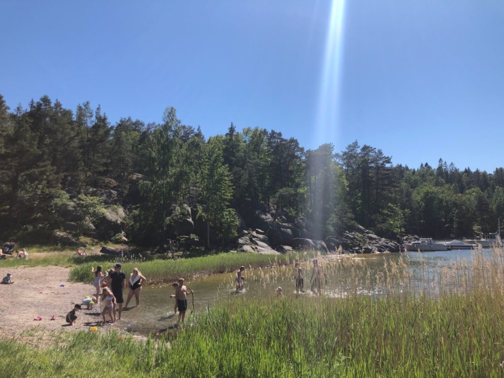 Sandstrand och vackra klippor på Grinda