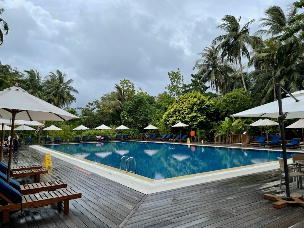 Vilamendhoo island resort & spa i Maldiverna Barnpool