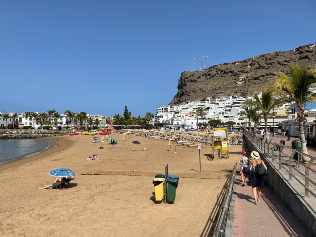 Sandstranden i Puerto de Mogan