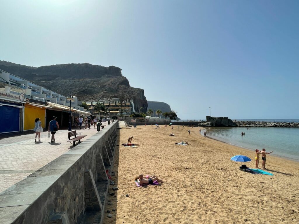 Sandstranden i Puerto de Mogan