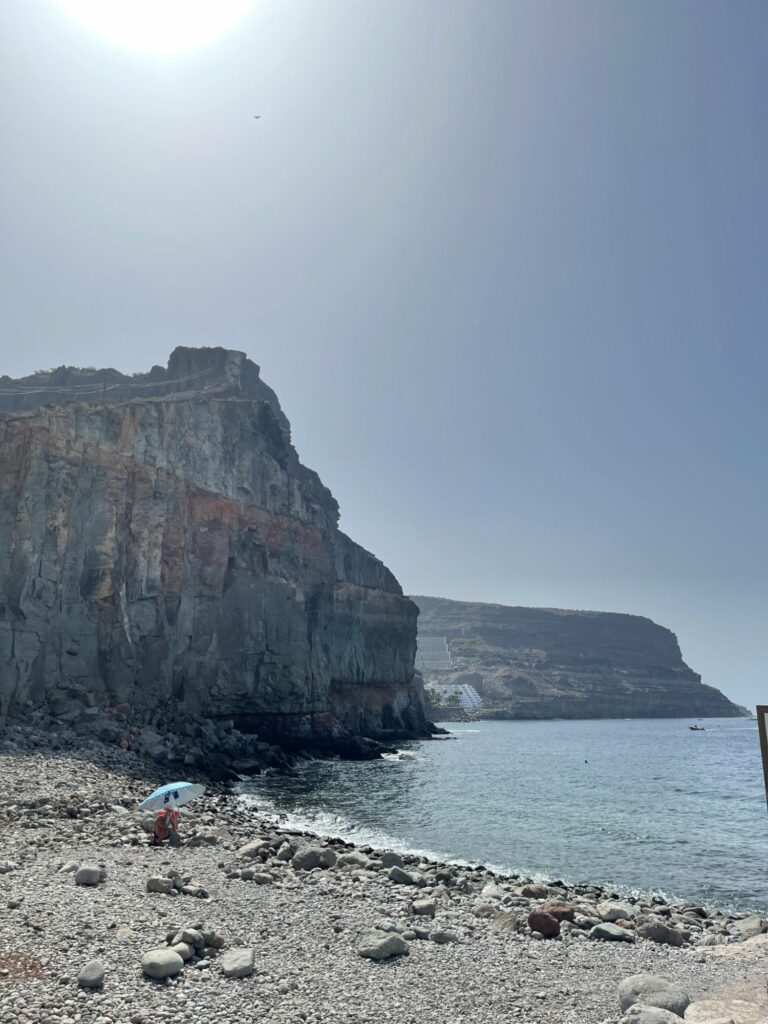 Stenstrand i Puerto de Mogan