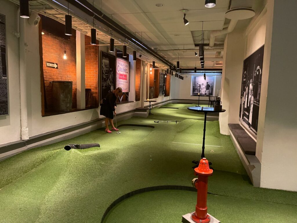 Minigolf i centrala Stockholm - Swing By Golfbaren