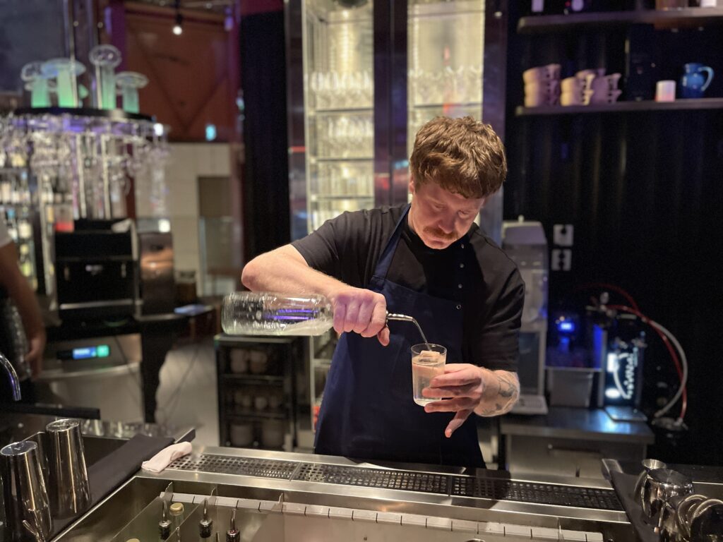 Hampus Thunholm i Röda Husets cocktailbar