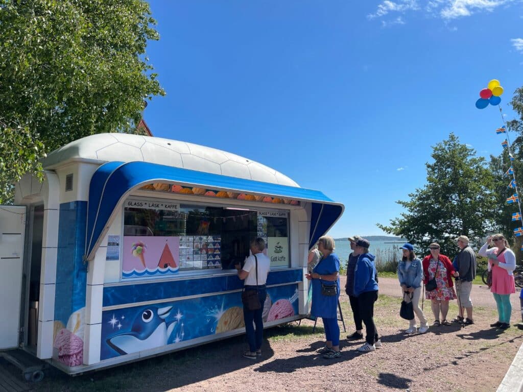Vid Sjökvarterets parkering finns även Mariehamns mest populära glassbar.