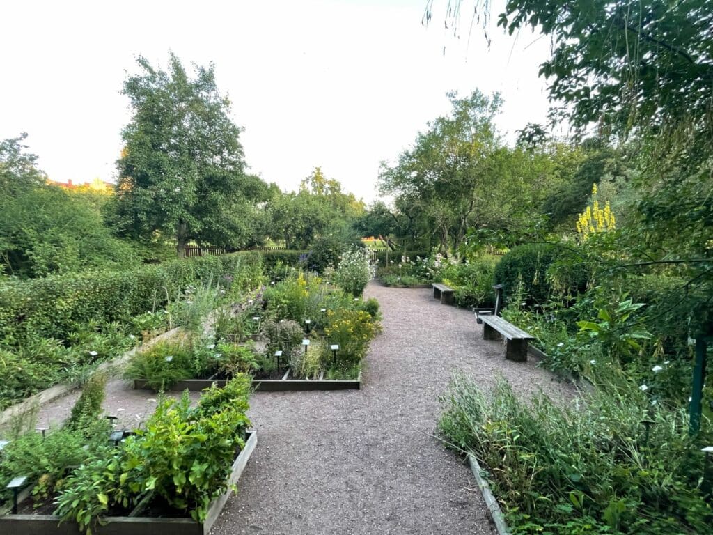 Vadstena Klosterhotells örtträdgård