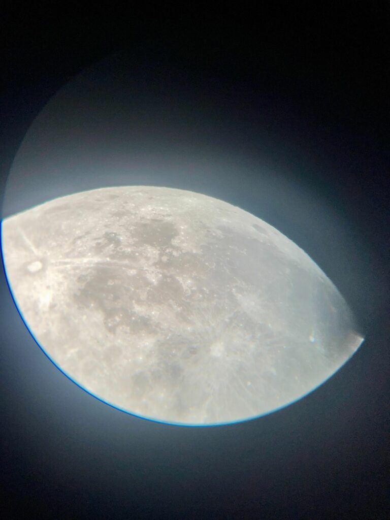 Teleskåp för att se detaljerna på månen