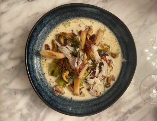 Recept: Svartrot med musslor, purjolök, bacon, musselsås och dillolja