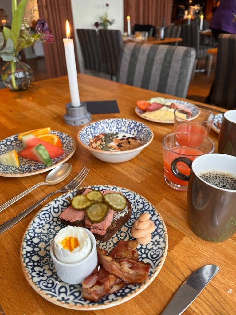 Frukost på Villa Lovik