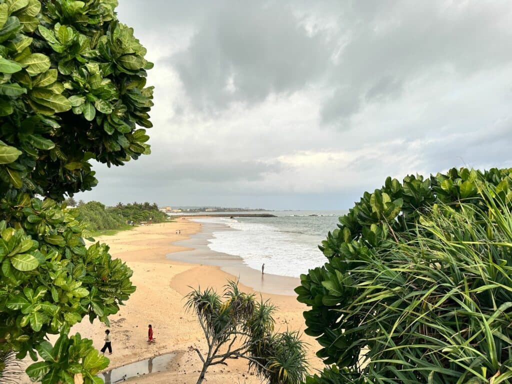 Pooler och strand vid Jetwing Lighthouse Hotel