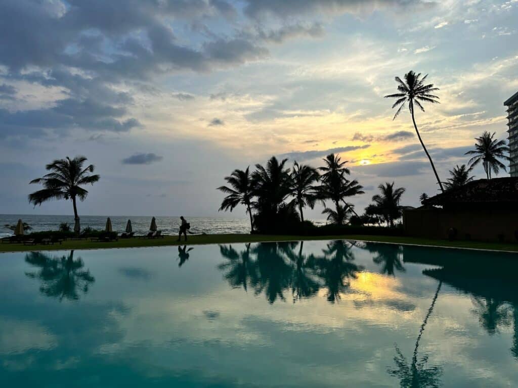 Pooler och strand vid Jetwing Lighthouse Hotel