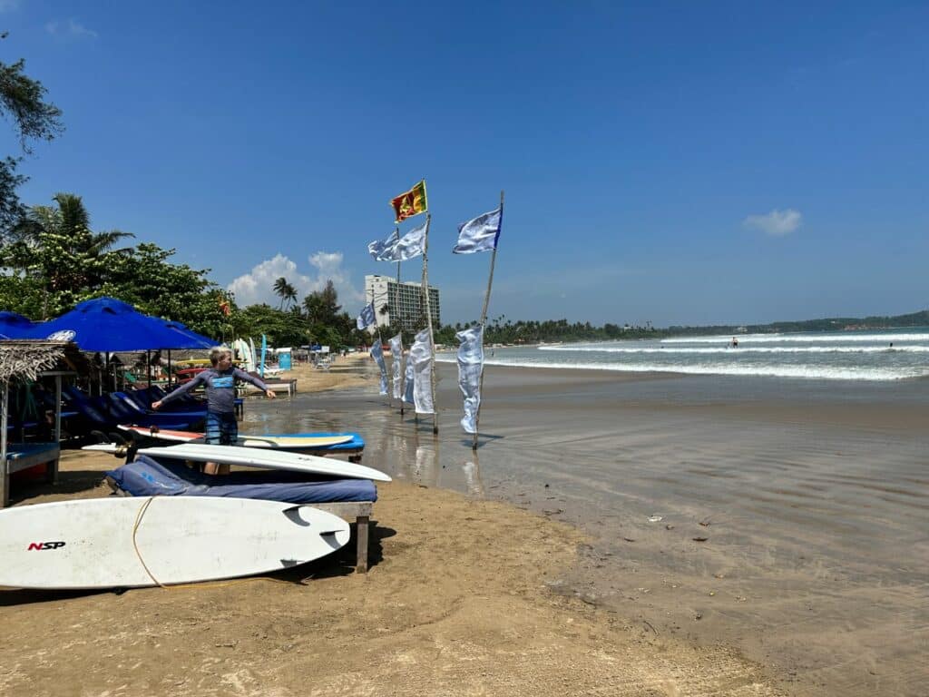 Vågsurfing i Weligama på Sri Lankas sydkust