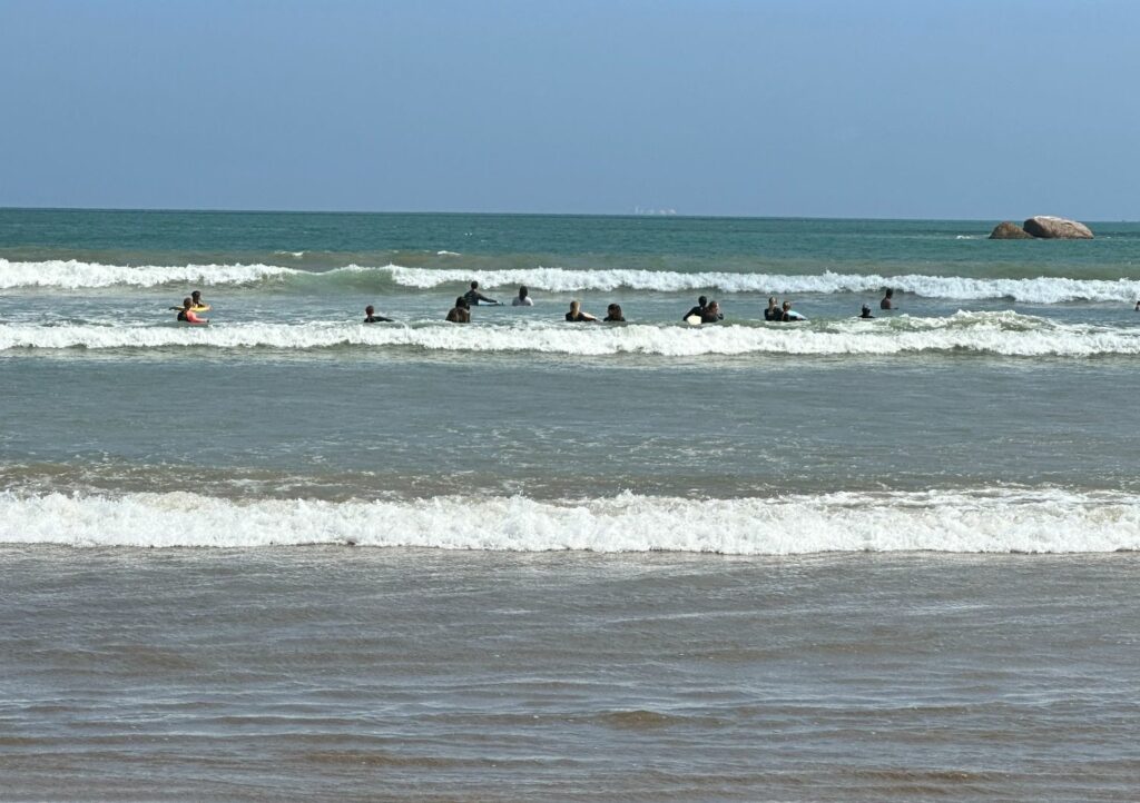 Vågsurfing i Weligama på Sri Lankas sydkust