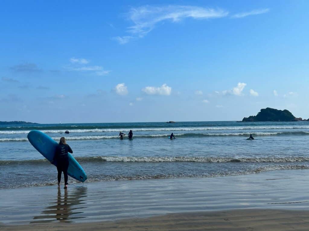 Vågsurfing i Weligama på Sri Lankas sydkust