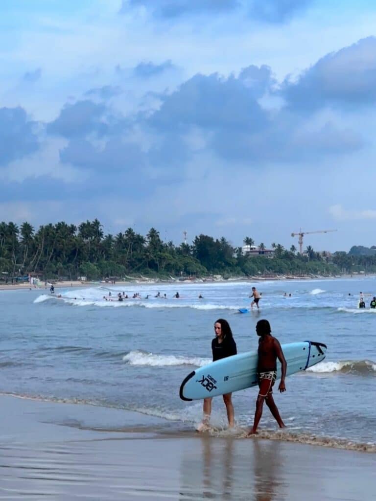 Vågsurfing i Weligama på Sri Lankas sydkust