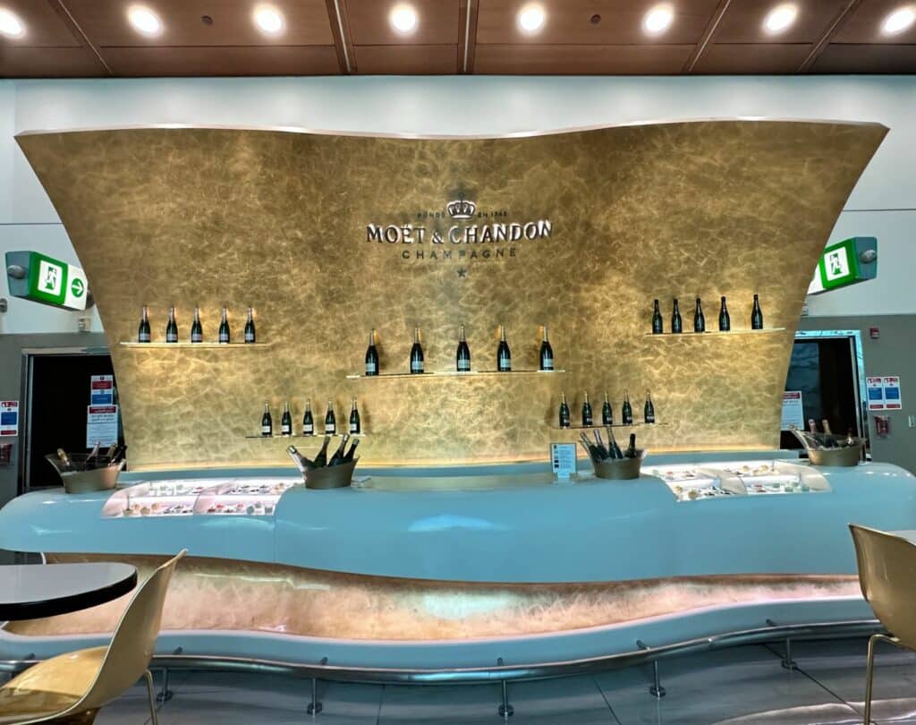 Emirates business lounge i Dubai - med en egen champagnebar