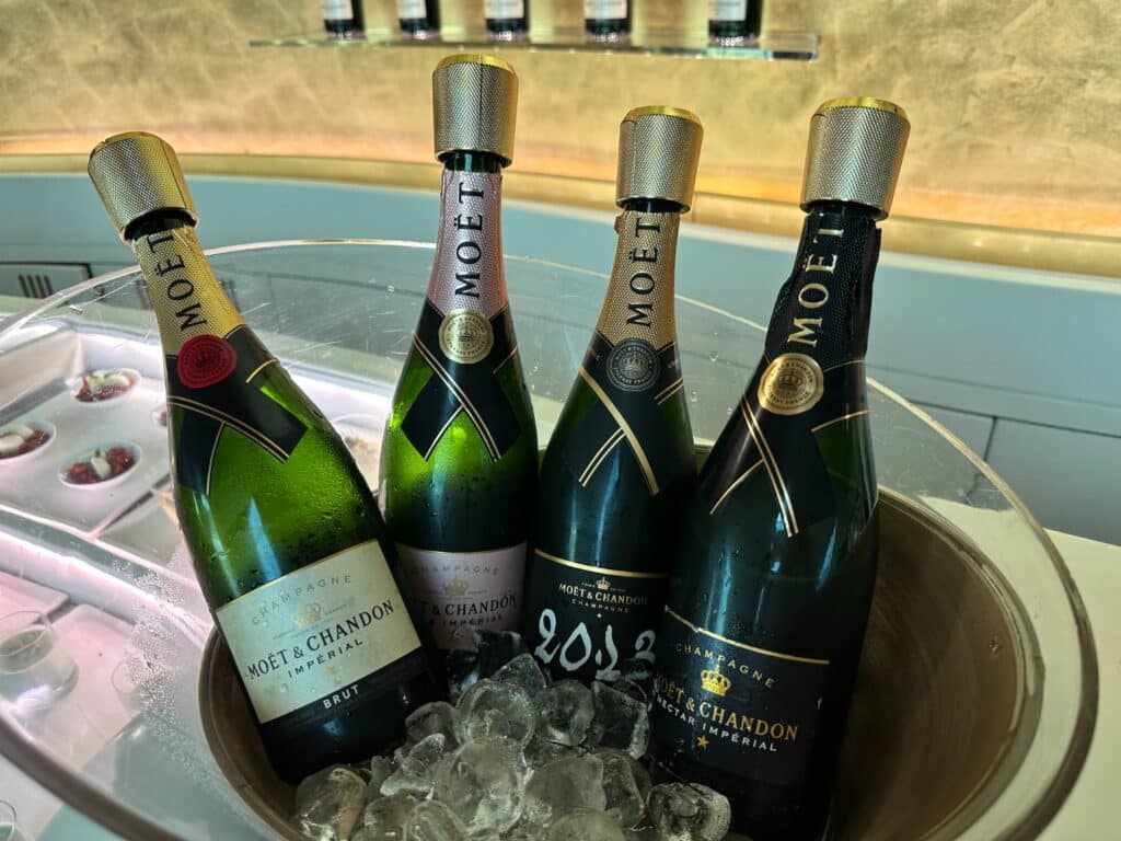 Emirates business lounge i Dubai - med en egen champagnebar