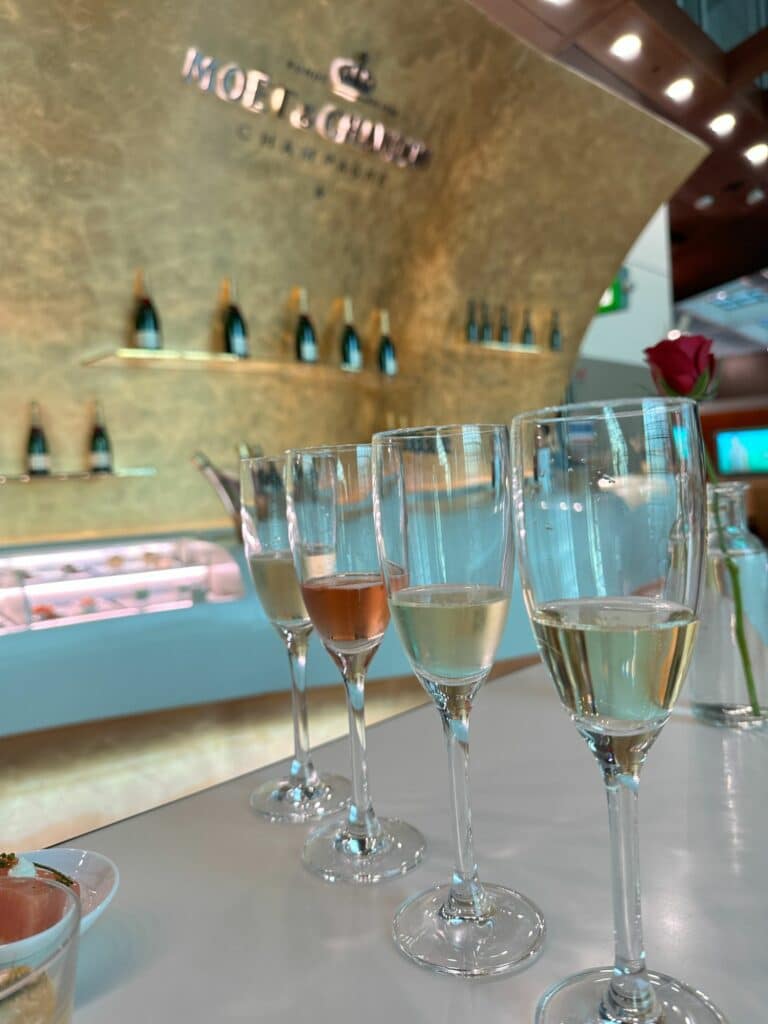 Emirates business lounge i Dubai - med en egen champagnebar