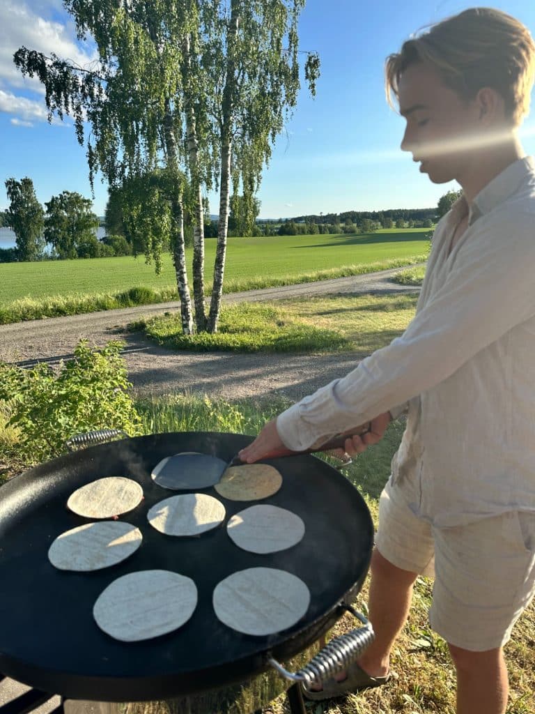 Laga mat ute på en stor stekhäll