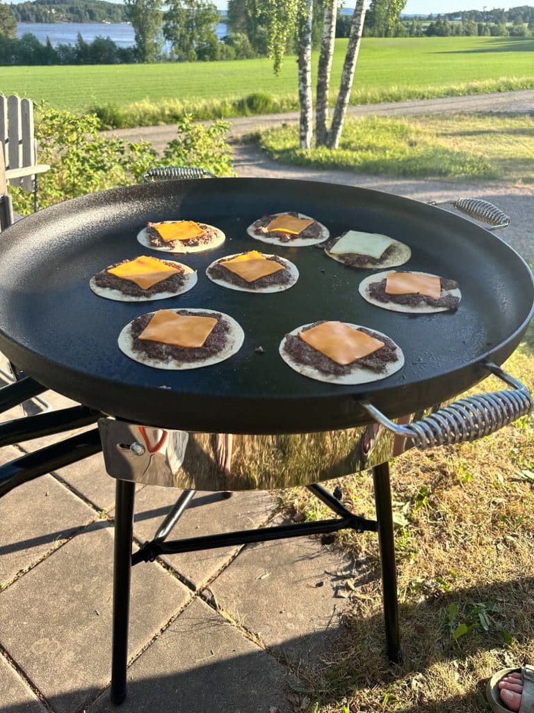 Laga mat ute på en stor stekhäll