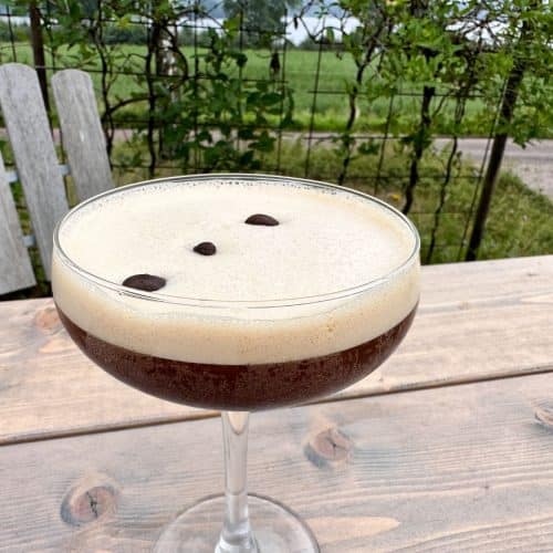 Fredagsdrinken: Espresso Martini utan kaffelikör - med kaffesockerlag