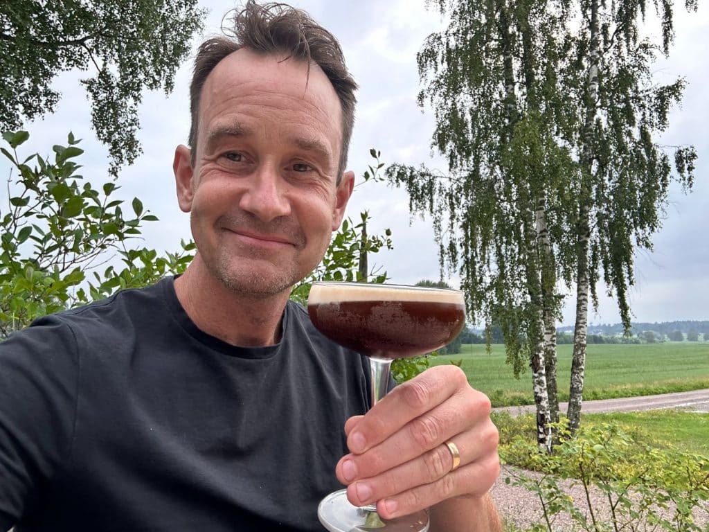 Fredagsdrinken: Espresso Martini utan kaffelikör - med kaffesockerlag